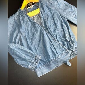 Madewell Denim Blue Wrap Top Size XS EUC chambray preppy